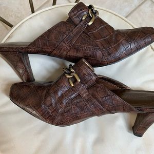 Andiamo brown leather clogs size 9